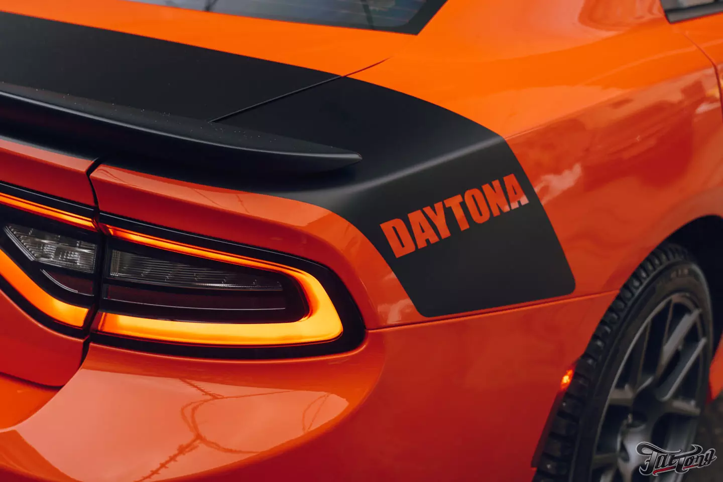 Оклеили Dodge Charger Daytona в глянцевый полиуретан и добавили наклейки